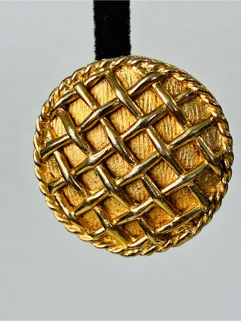 VTG 90s Textured Gold Lattice Disc Clip Earrings Old Money Classic
